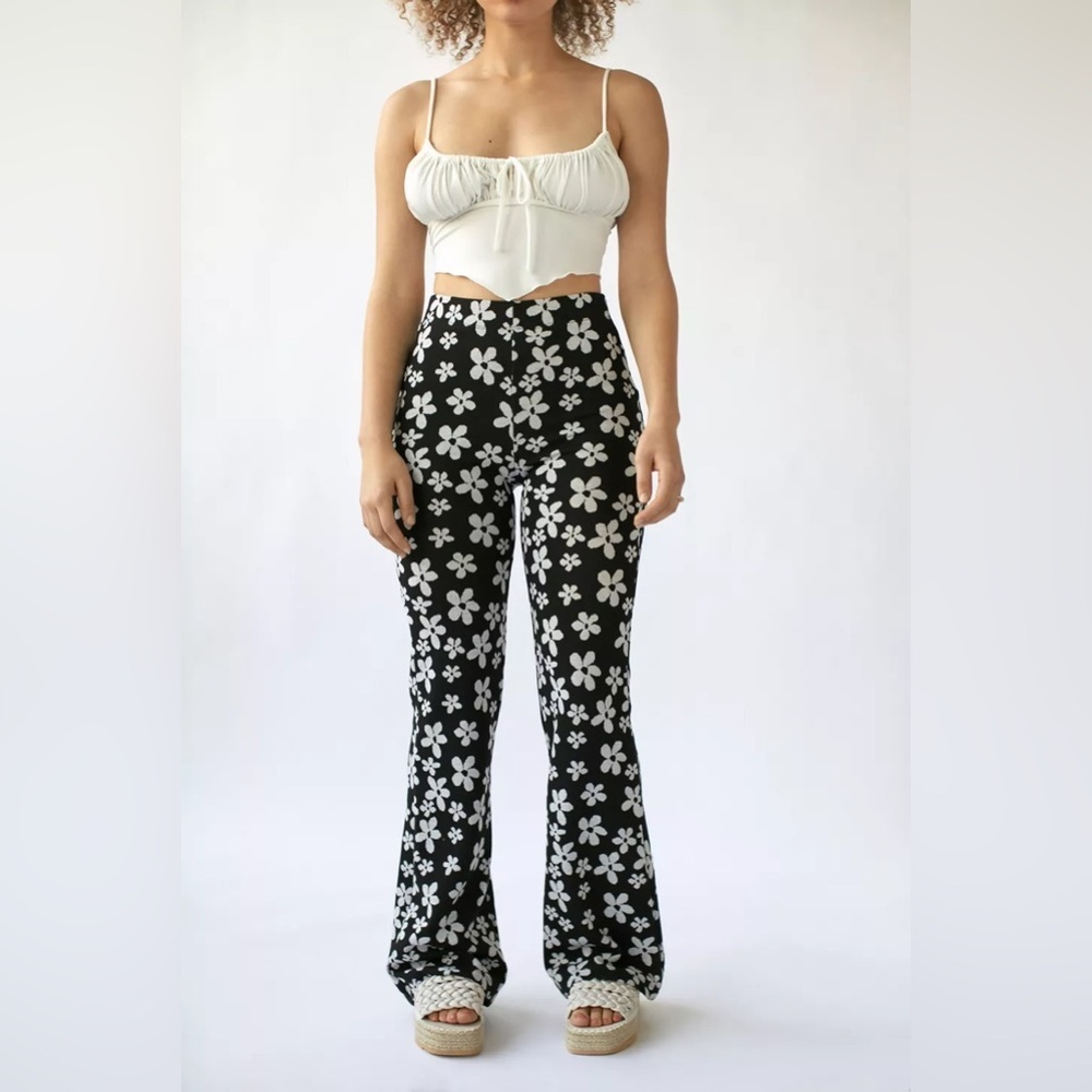 Urban Outfitters Bryn Pull-On Flare Pant in Black/White Daisy